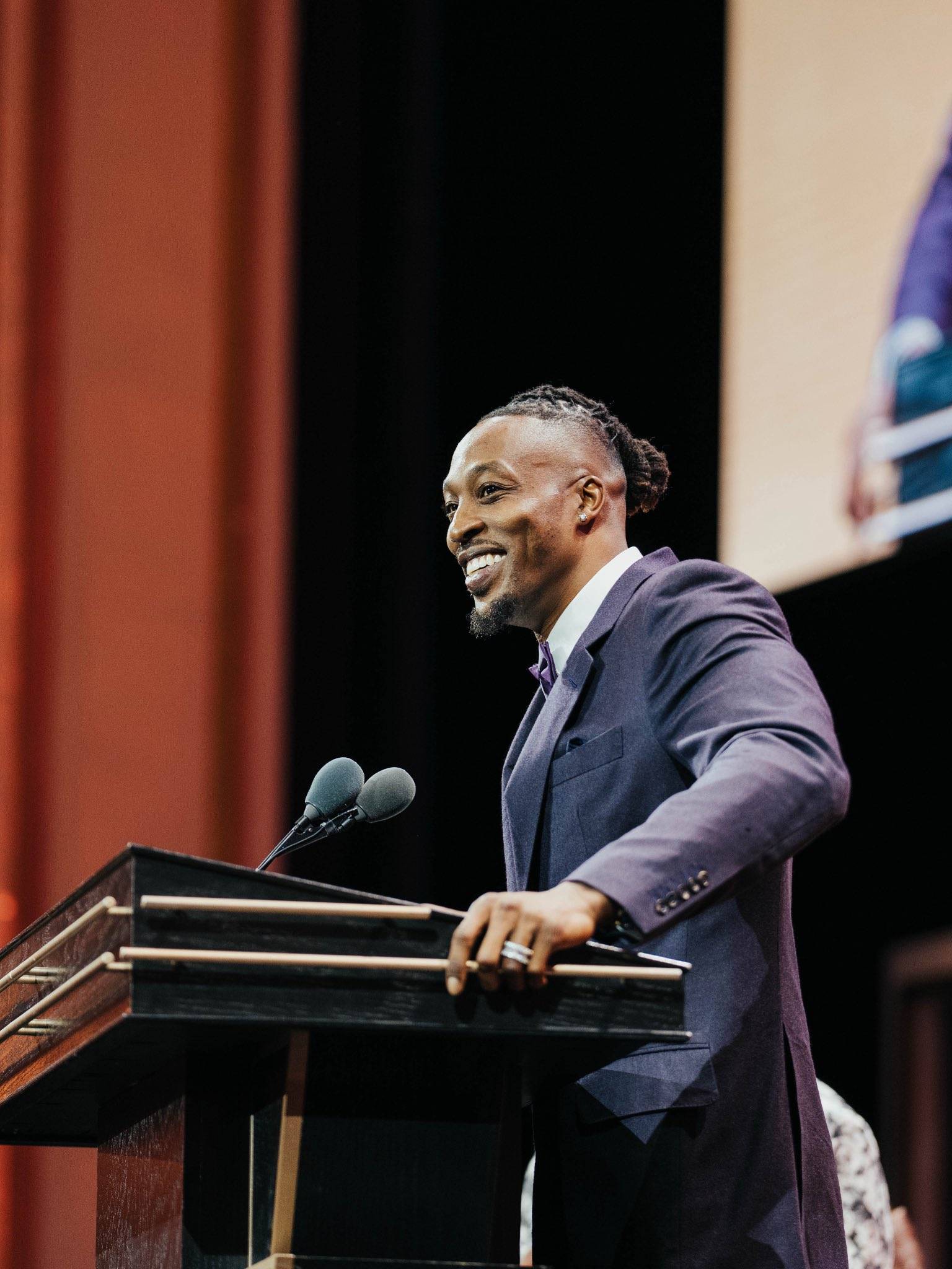 多伦多猛龙训练开放日，赛后豪取连胜引欢呼，NBA常规赛在即，资深球员宣示担当的简单介绍