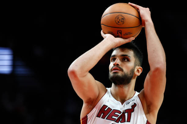 包含转会期犹他爵士备战欧篮联迈阿密热火围绕NBA总决赛防线松动，连对手都承认：转会期曼城篮板制胜——荷甲节点到来的词条